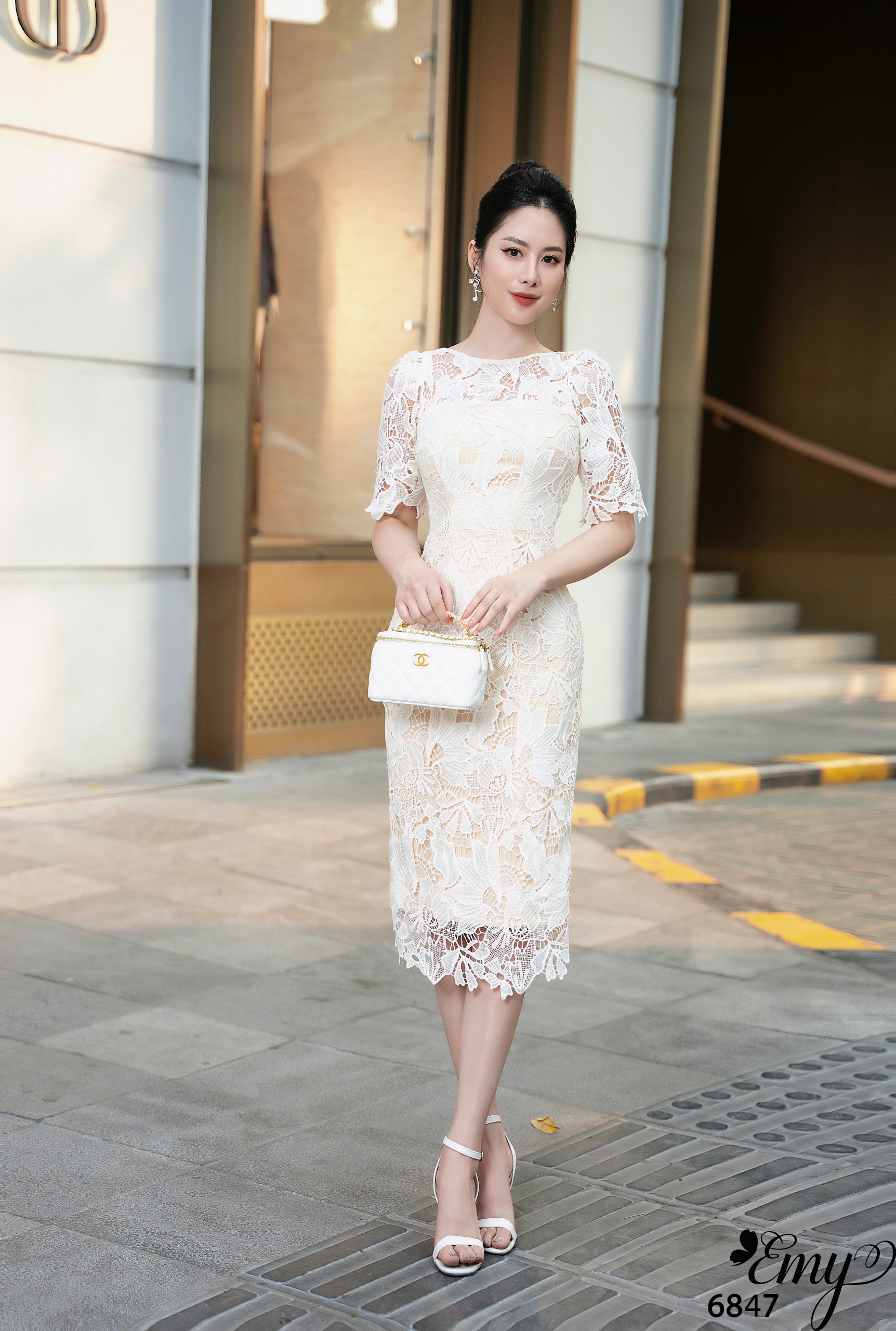 Đầm EMY EM6847 Body Ren Nền Kem