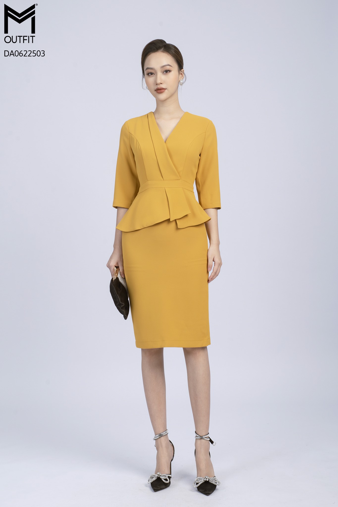Đầm dáng ôm, tà bong, cổ V tay lửng - Mmoutfit