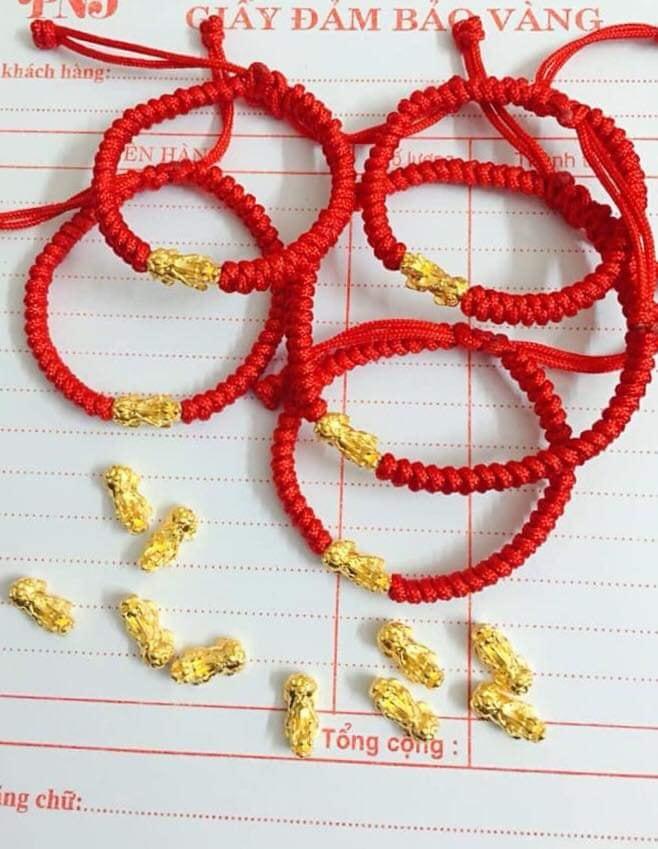 Lắc tay tỳ hưu chỉ đỏ
