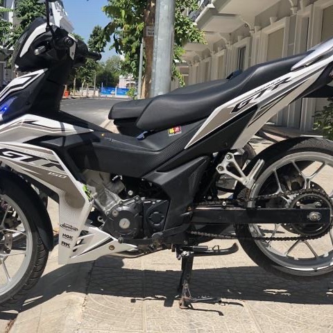 Tem rời winner GTR xám dán xe trắng