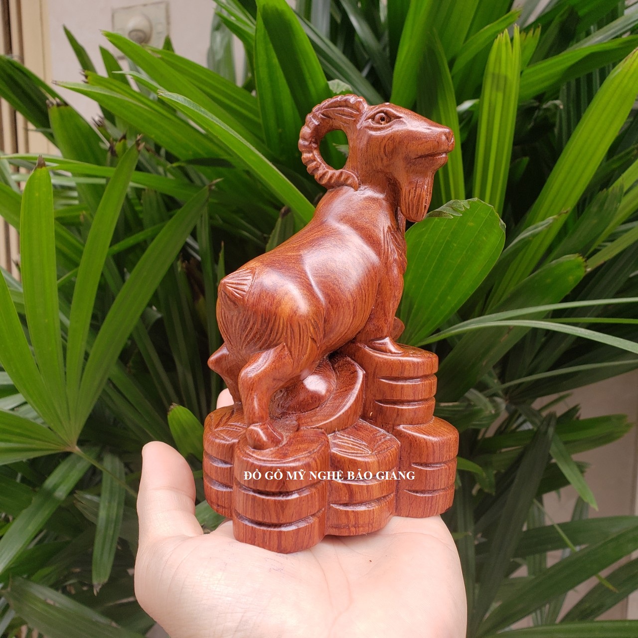 Tượng con dê gỗ hương