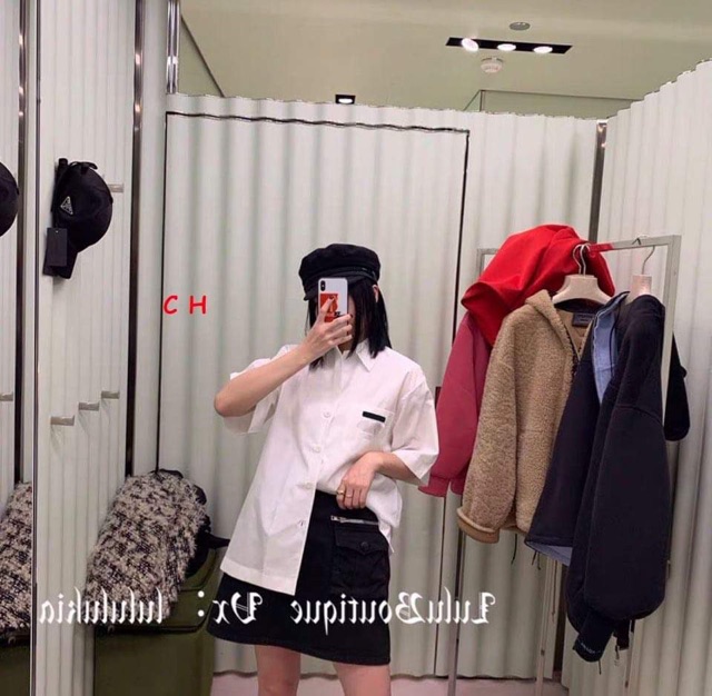 Áo sơ mi logo đen túi ngực COH0220