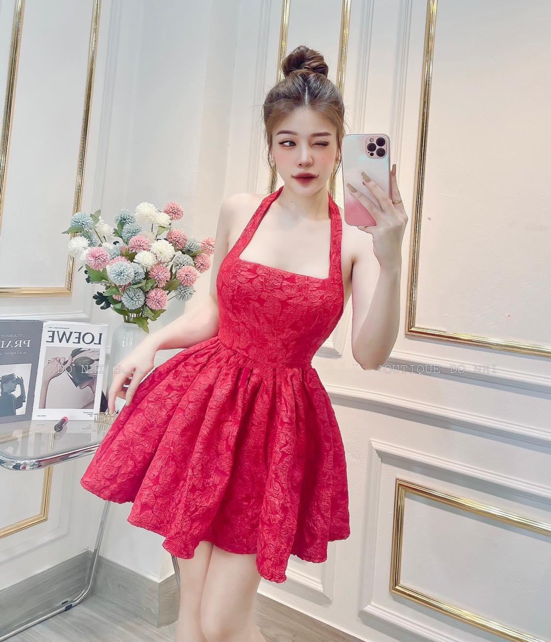 Đầm gấm cổ yếm cột nơ dự tiệc siêu sang