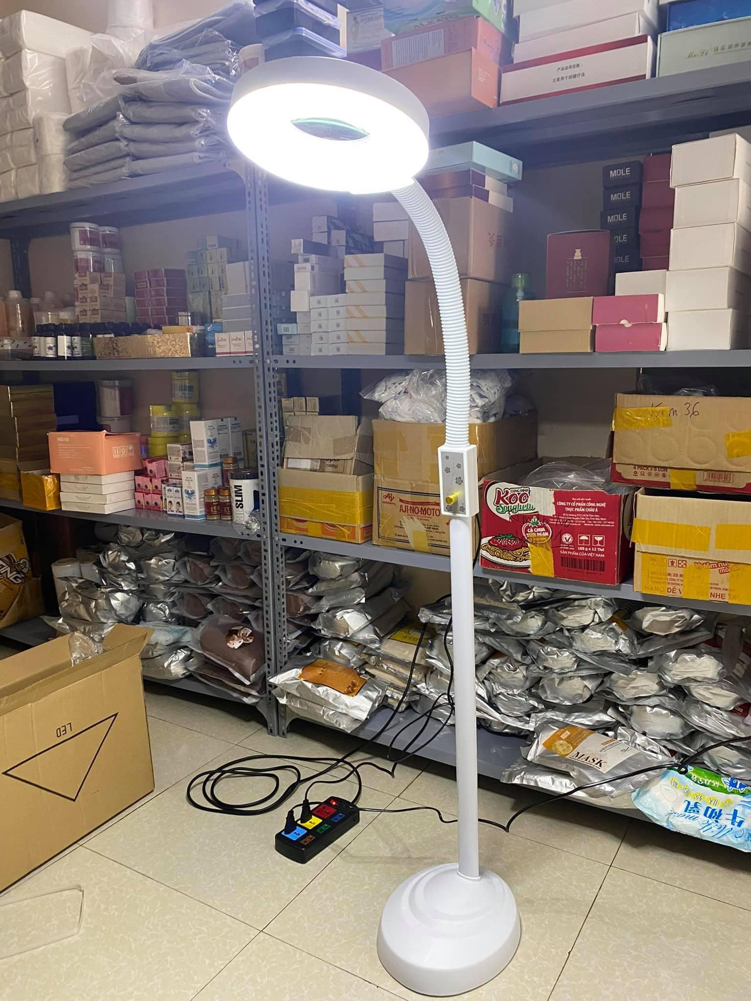 (Có BH) Đèn led dùng nối mi spa, nặn mụn (chân đặc)