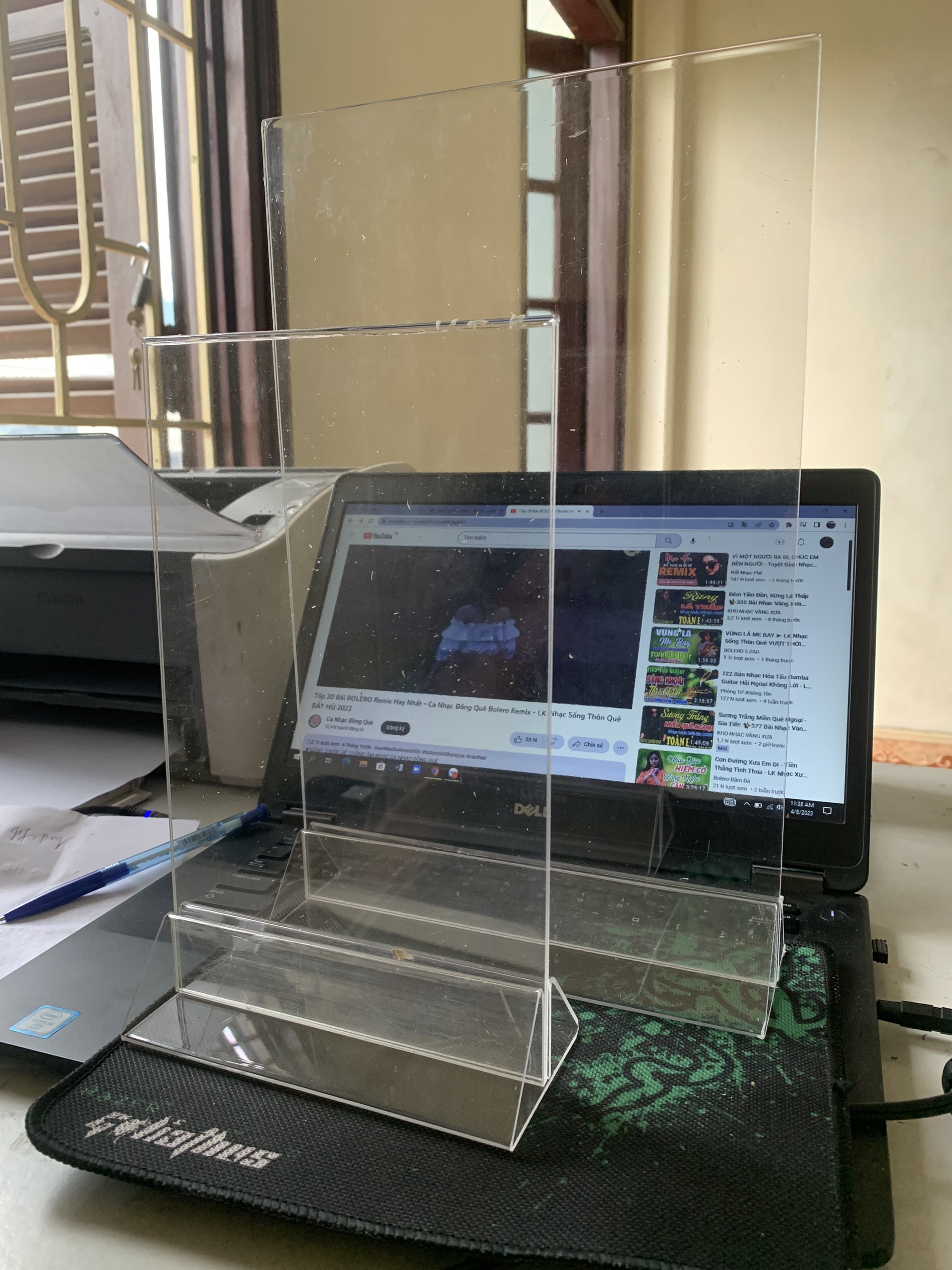 Menu mica A4 loại dọc đế trắng tam giác