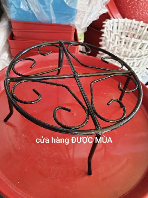 đế lót chậu hoa- đế lót chậu cây bằng sắt mỹ thuật, nguyên liệu sắt mỹ thuật sơn tĩnh điện, rất dày dặn chắc chắn, tăng tính thẩm mỹ cho không gian sống, dễ dàng vệ sinh.