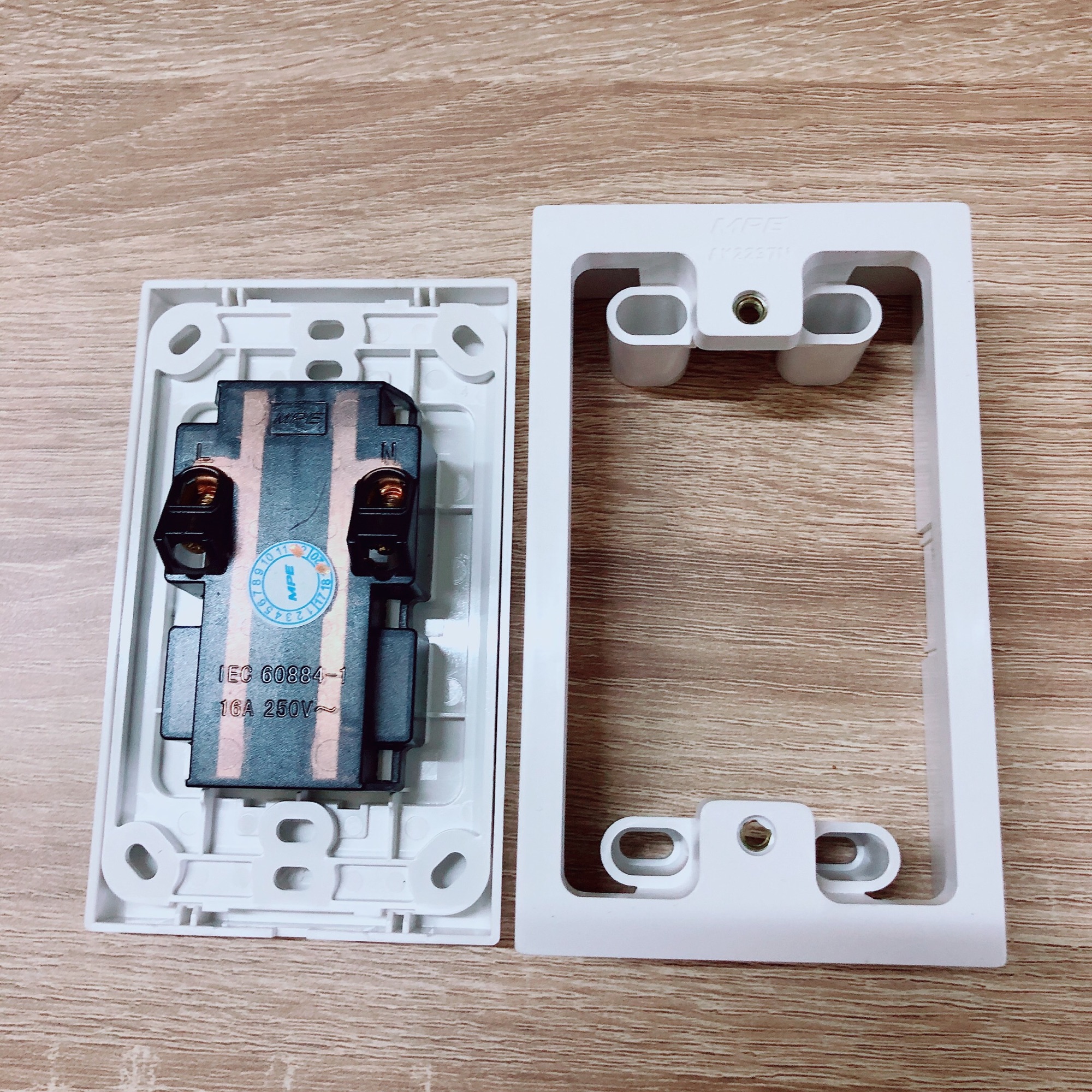[HCM]Combo ổ cắm 3 + đế nổi MPE