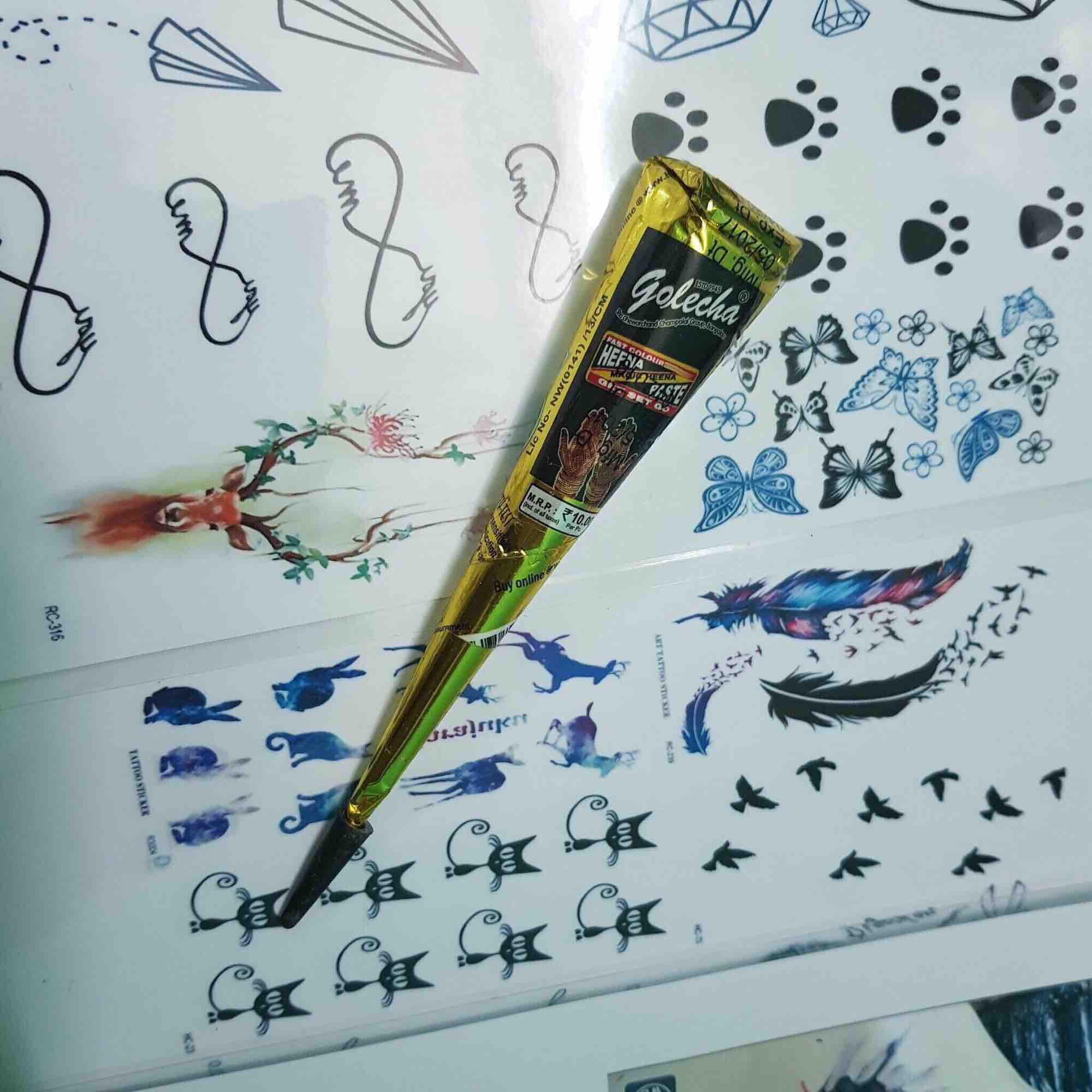 Bút vẽ henna đen (Black Henna Pen) - Bạn yêu thích hình xăm henna nhưng không có đủ thời gian hoặc kiến thức để vẽ? Không vấn đề gì! Bút vẽ henna đen sẽ giúp bạn vẽ được các mẫu họa tiết yêu thích một cách dễ dàng và chuyên nghiệp. Với chất liệu tự nhiên và không gây kích ứng, bạn hoàn toàn có thể tự tay trang trí cơ thể mình một cách an toàn.