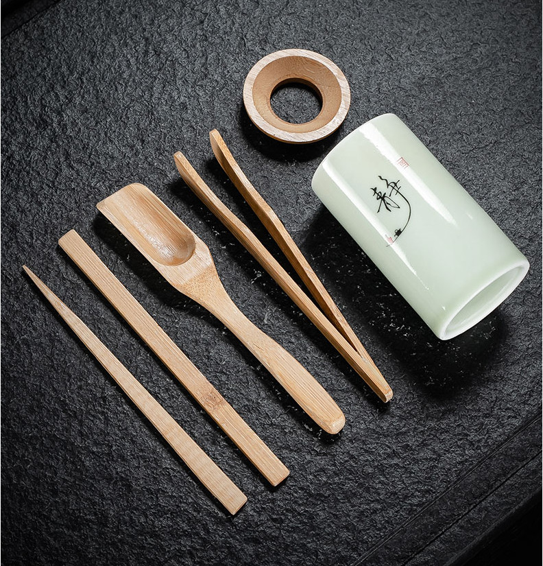 Hộp sứ đựng chè và dụng cụ pha trà