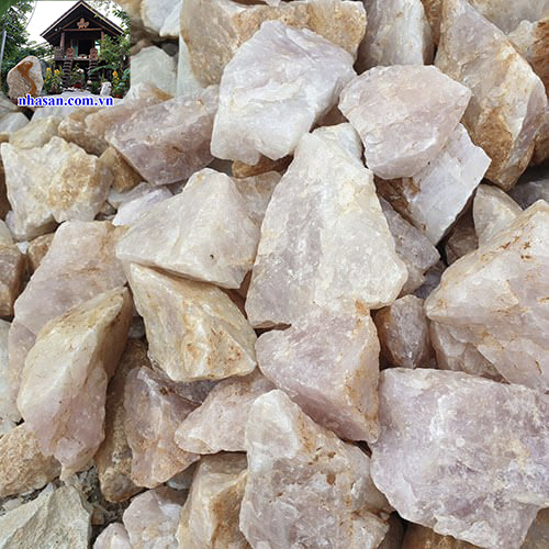 Đá thạch anh vụn cỡ 4x6cm hồng thô - Đá rải nền rải móng