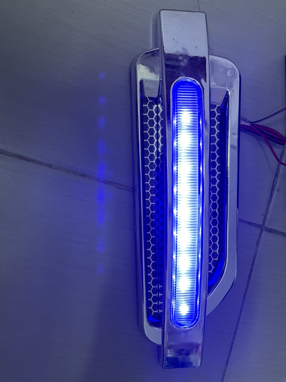 [HCM]Bộ 2 mang cá dán sườn xe ô tô có đèn led MC027