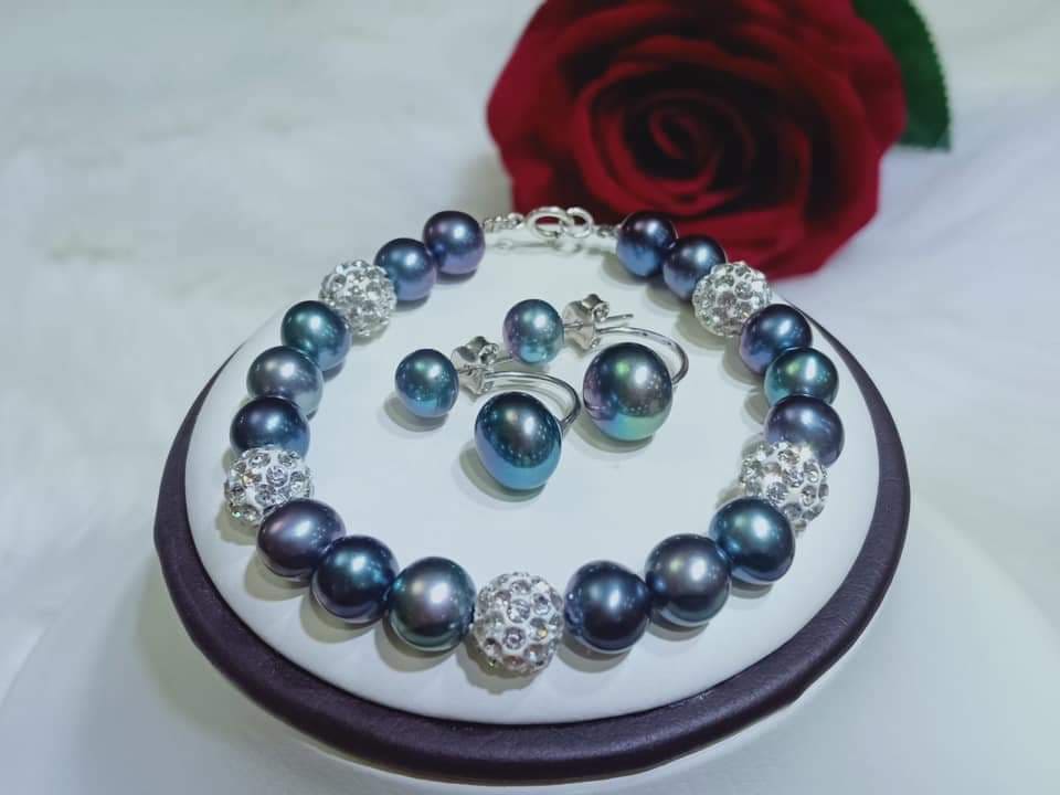 Vòng Tay Ngọc Trai Xanh Lông Công Kèm Hoa Tai Móc Bạc Đính Ngọc Trai Nước Ngọt