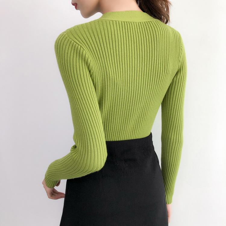 Áo Len Cổ V Đính Nút Cách Điệu