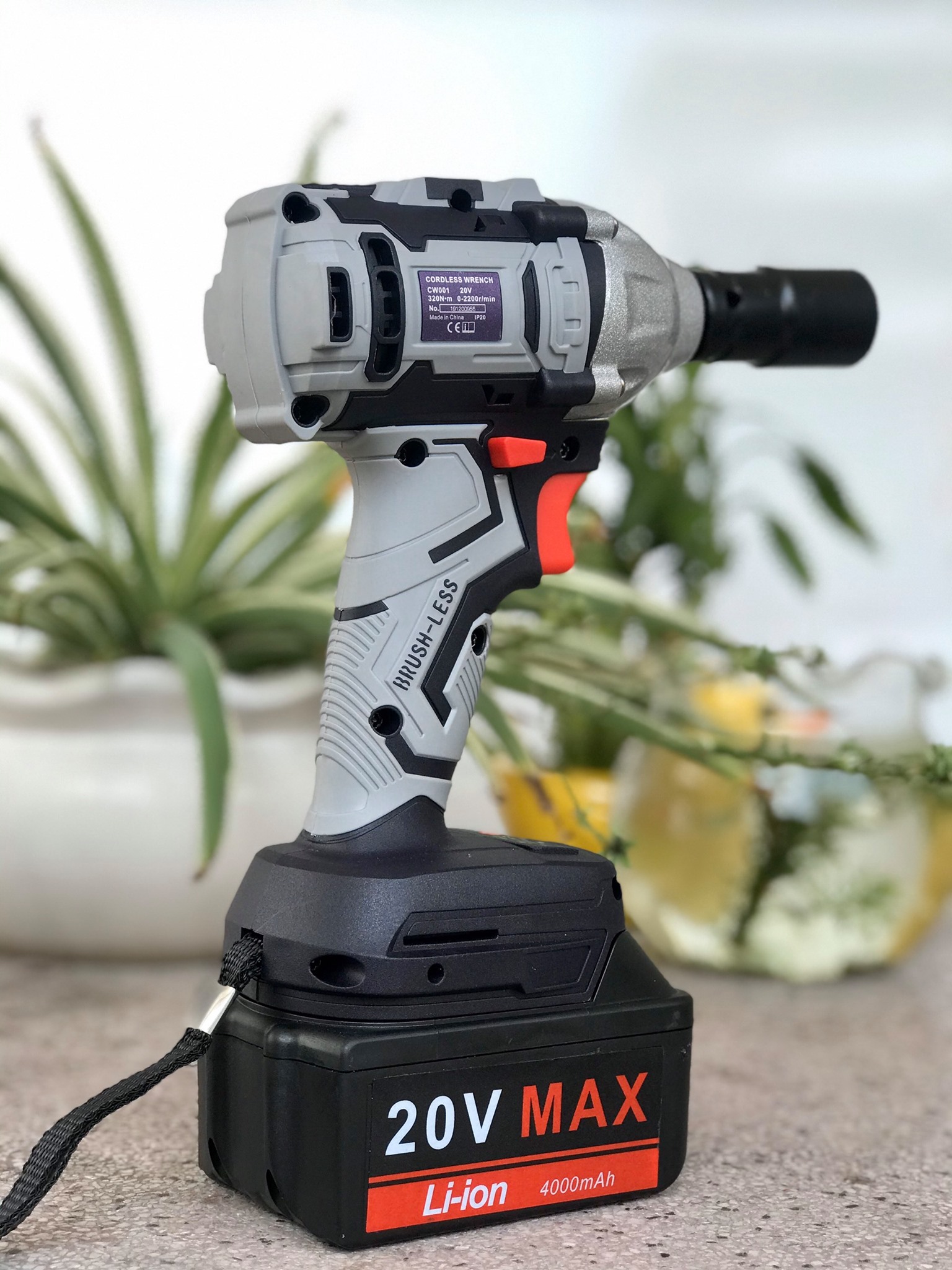 Máy vặn bu lông dùng pin MAKUTE 20V CW001