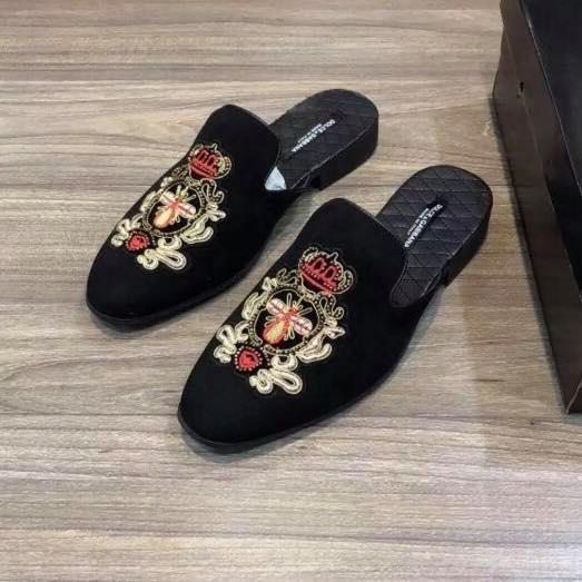 Sục da lộn thêu ong hoa đỏ nam
