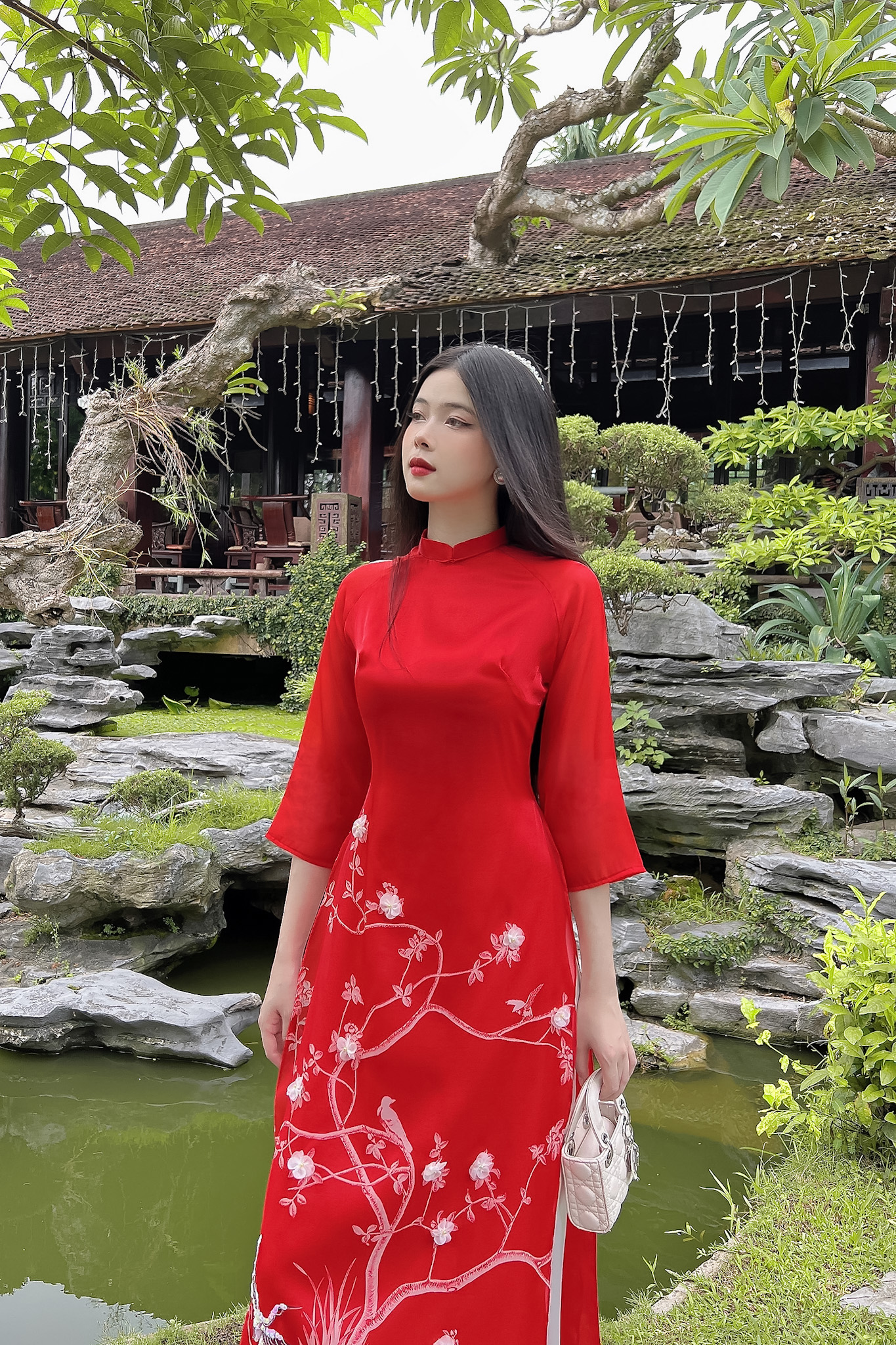 Áo dài cách tân nữ đính hoa vàng chất vải tơ chuẩn dáng