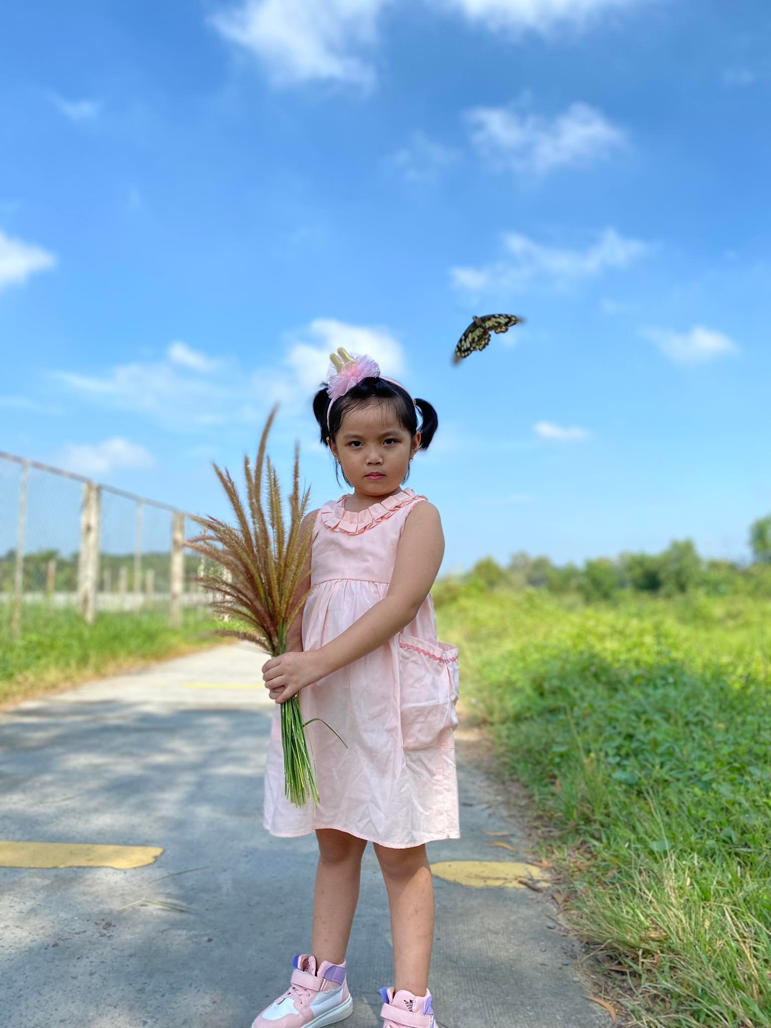 Đầm linen xếp ly cổ