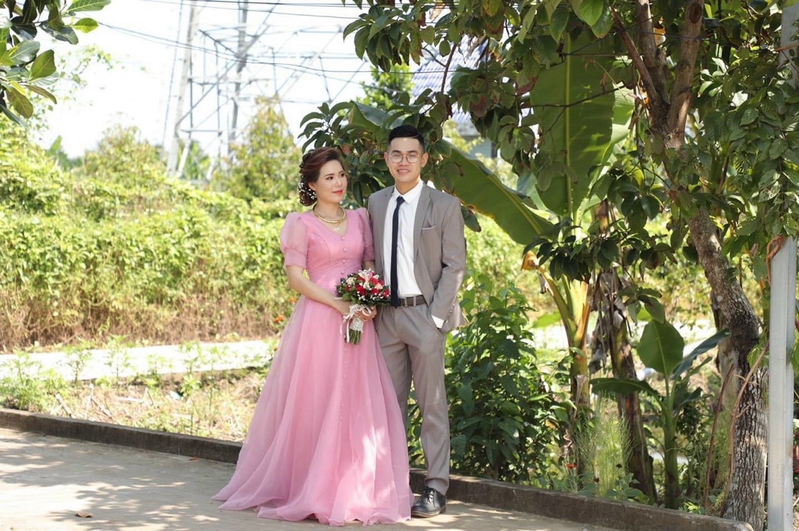ĐẦM XOÈ TAY PHỒNG ĐÍNH NÚT BỌC