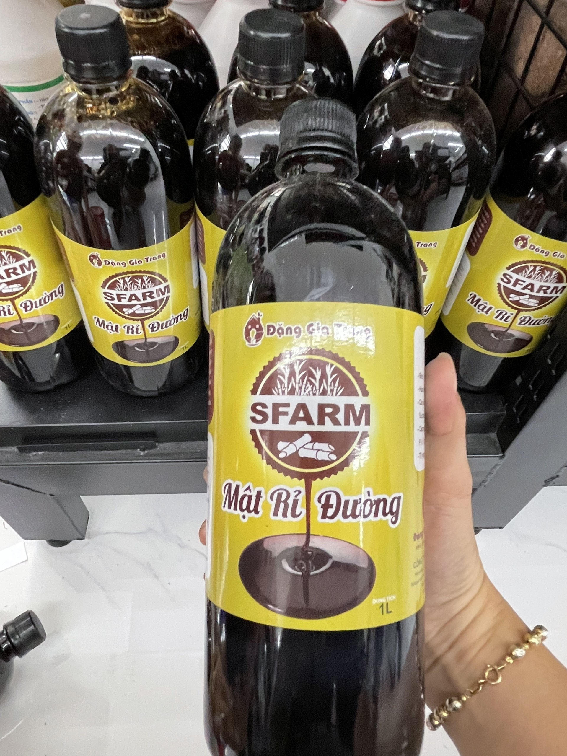 Mật rỉ đường Sfarm chai 1L chuyên dùng nuôi cấy vi sinh trichoderma ủ phân hữu cơ