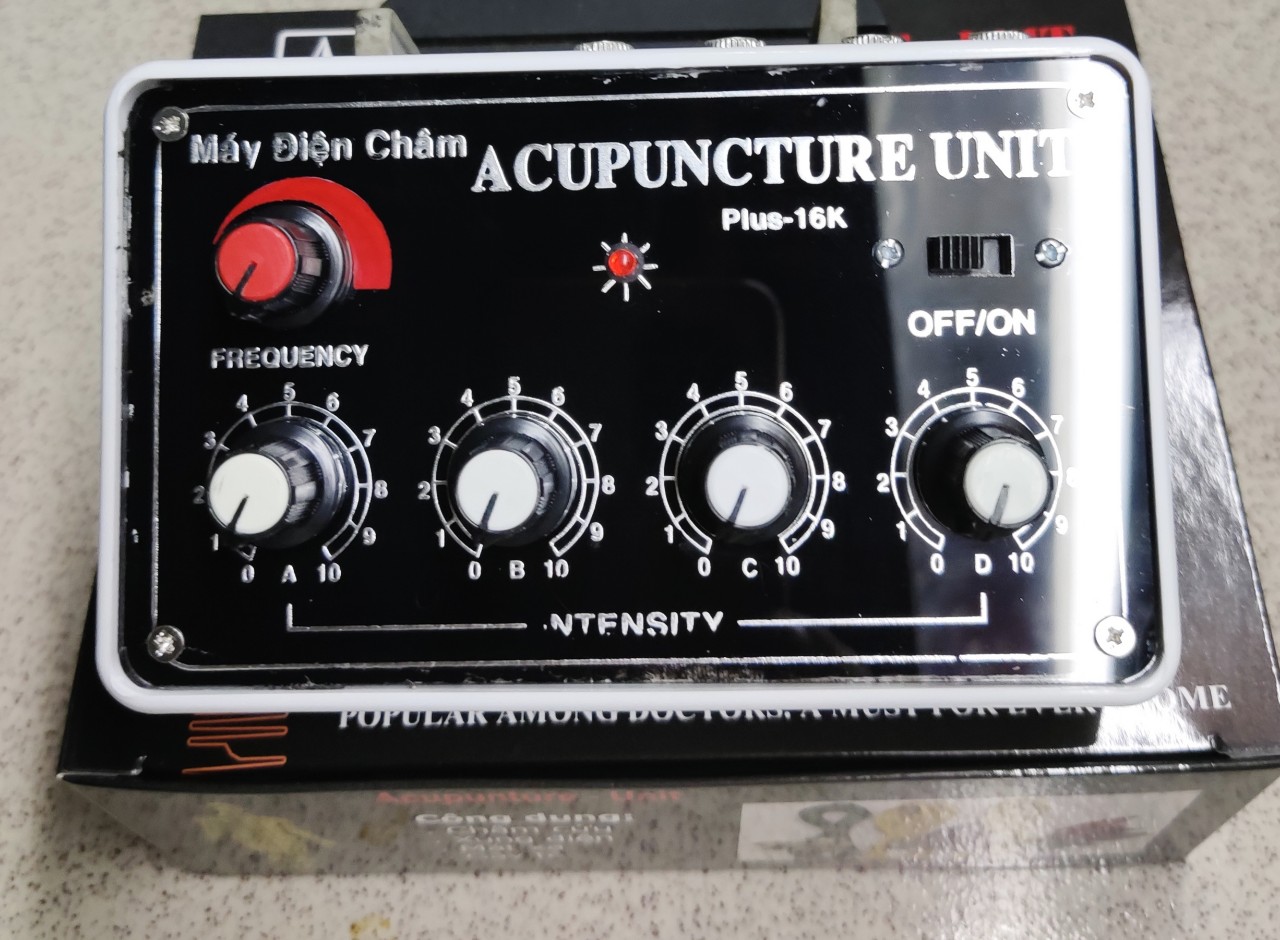 máy châm cứu 16 kim bằng pin AA