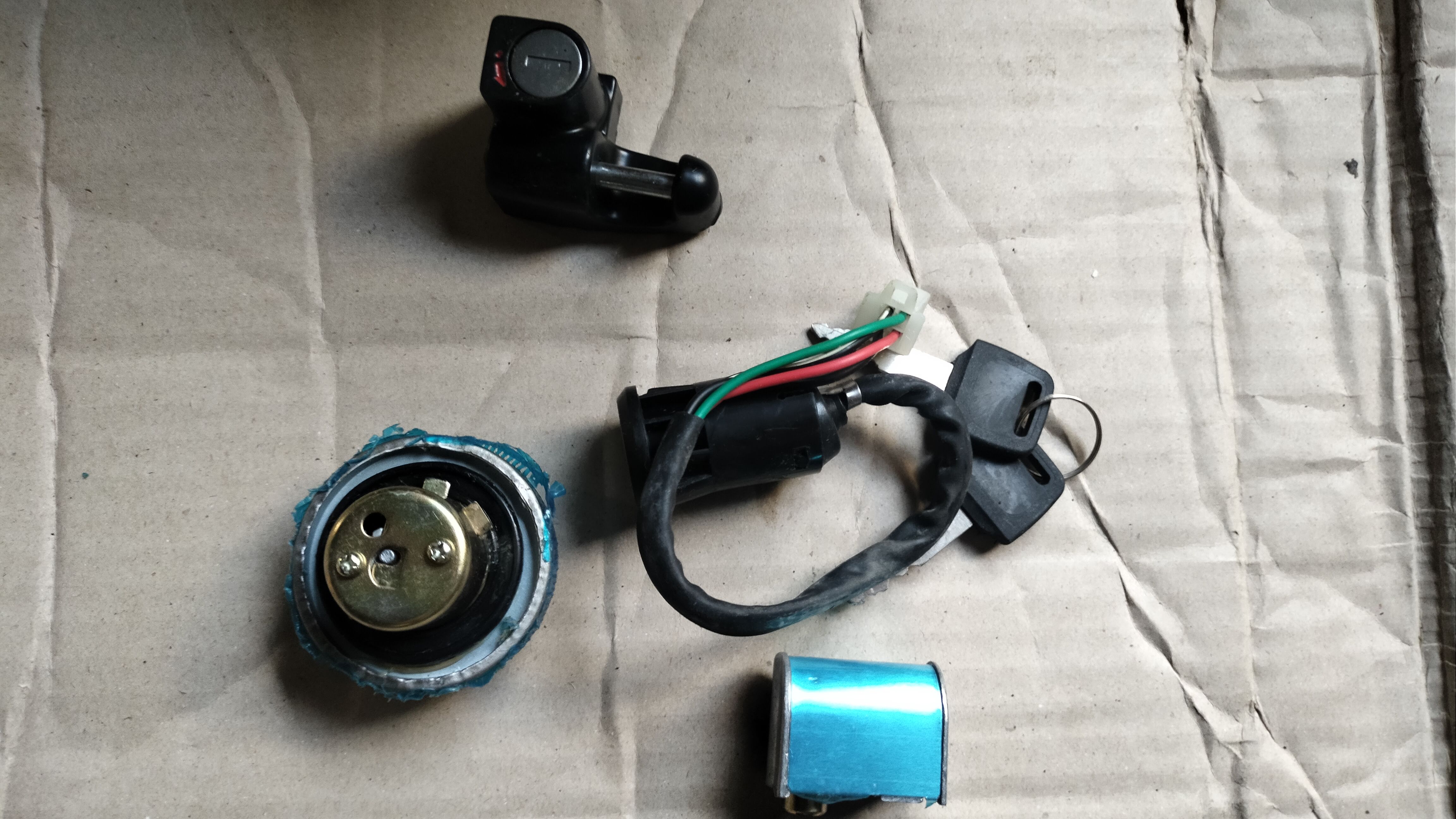 bộ khóa 4 món xe cup 81 , 82 custom 86 89 ( khóa điện , cổ , nắp xăng, yên dùng chung chìa )