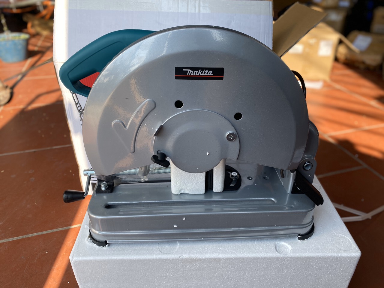 Máy cắt sắt bàn makita 2414NB.