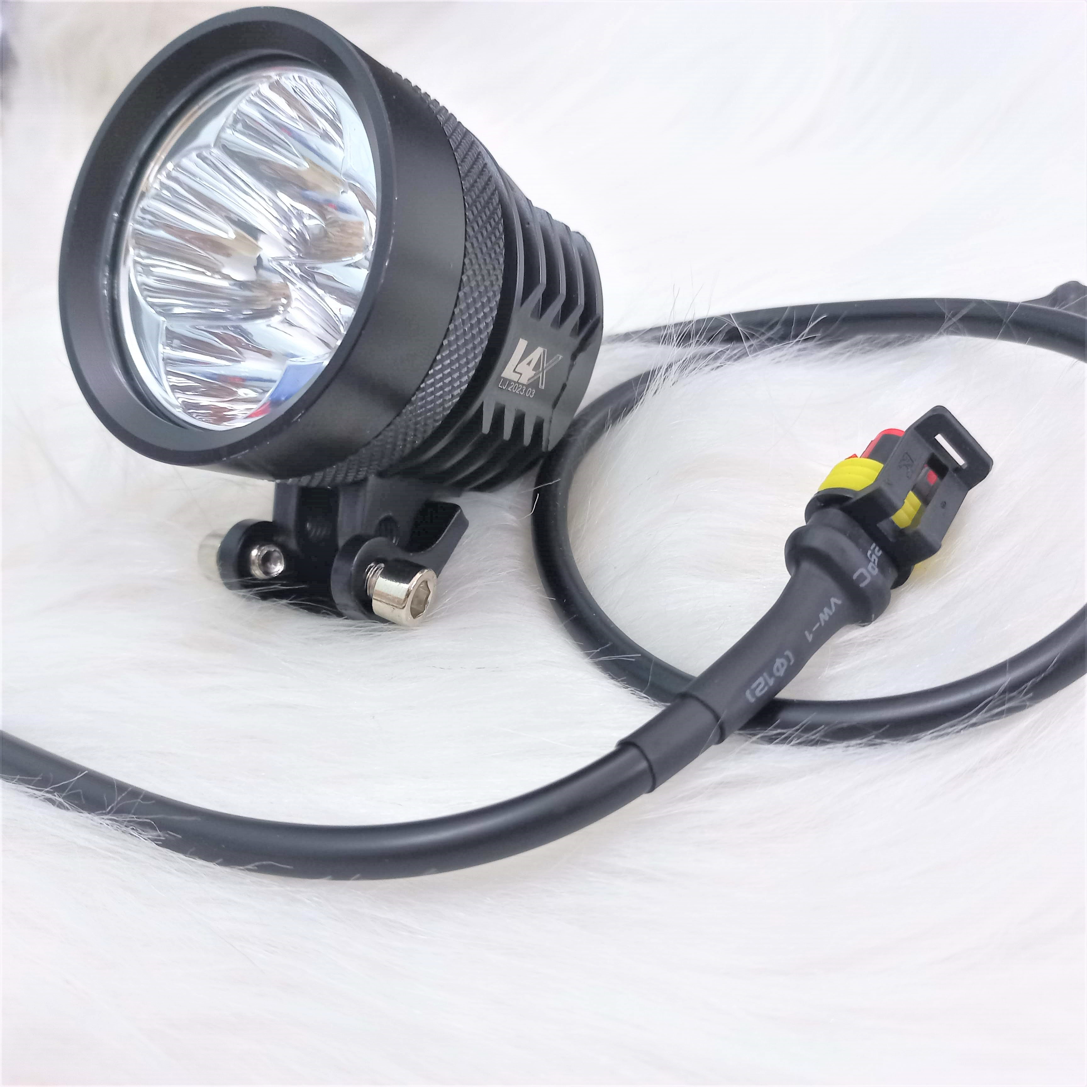 Đèn trợ sáng l4x gắn cho nhiều dòng xe máy... tặng kèm nút công tắc