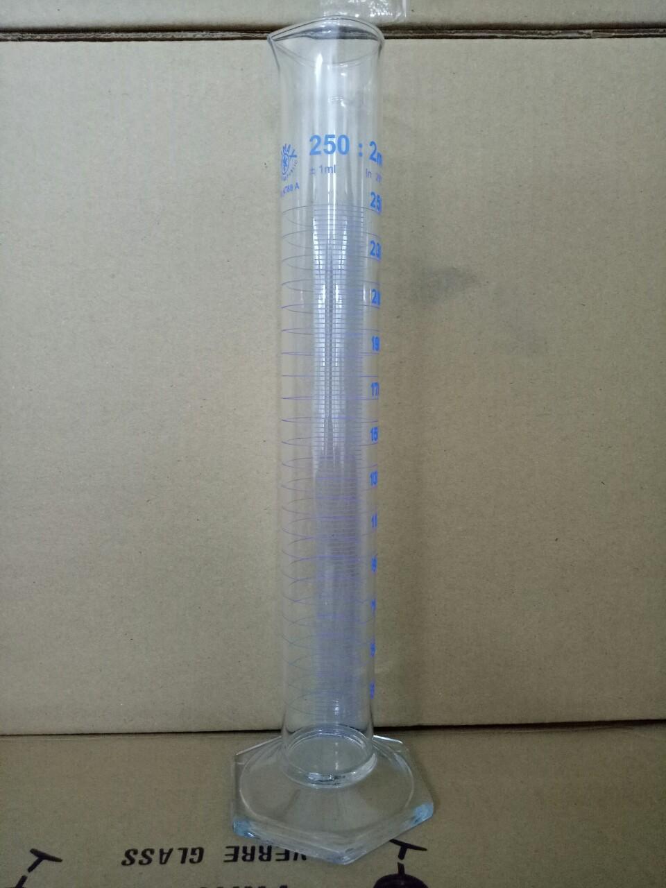 Ống đong thủy tinh vạch xanh 250ml SIMAX
