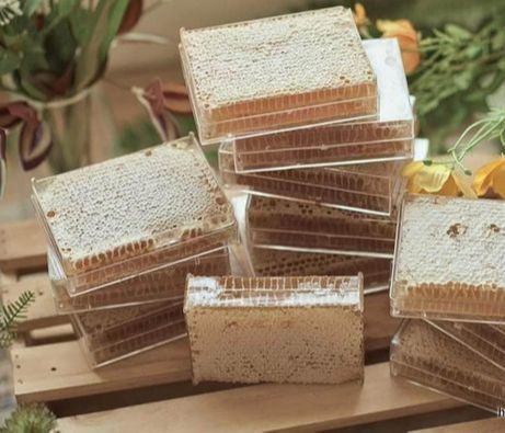 mật ong nguyên sáp 500 gram giá 148.000. Tặng kèm 1 que gỗ lấy mật