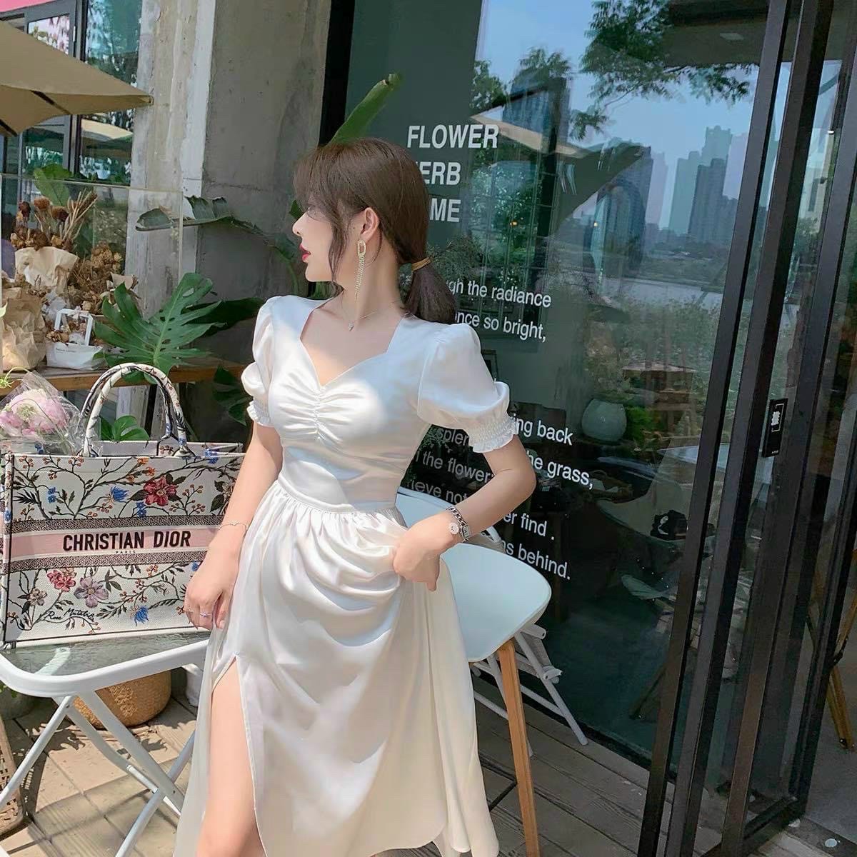 Đầm trắng nhúng ngực xẻ tà