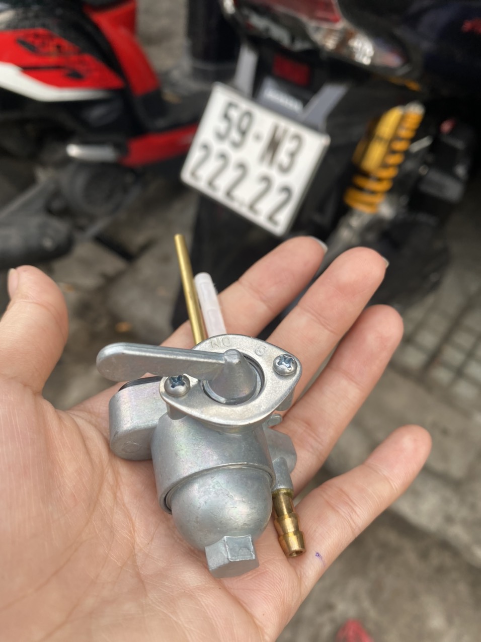 KHOÁ XĂNG XE 67