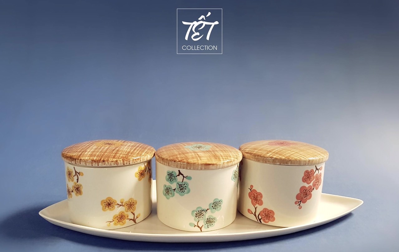 Hộp mứt Tết cao cấp bằng gốm sứ vẽ tay họa tiết hoa mai hoa đào truyền thống Việt Nam (1 hoặc 3 khay mứt tùy theo bạn chọn) D10 * H8 cm