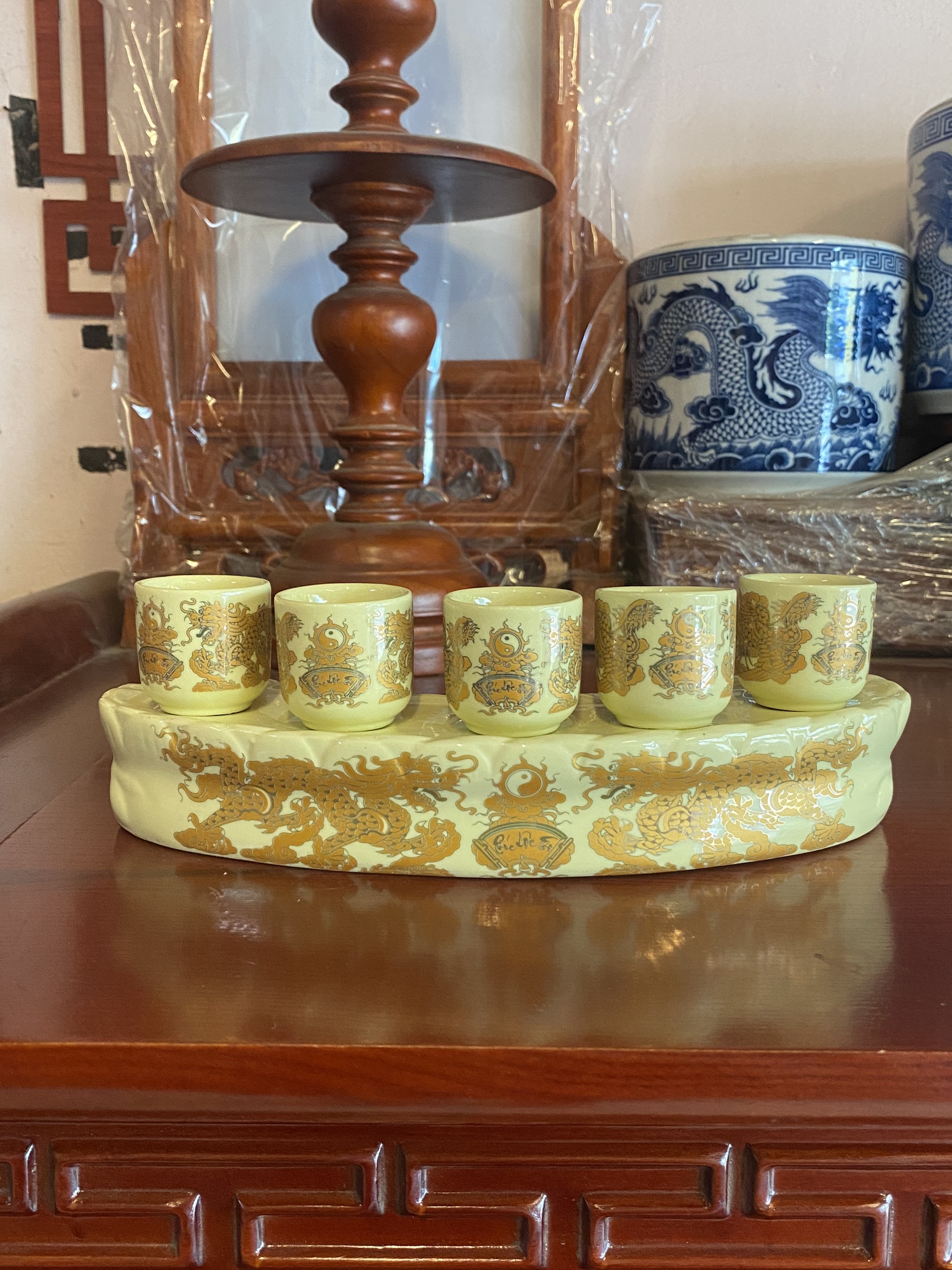 Kỷ cong  5  chén - kỷ cong 3 chén men vàng kim