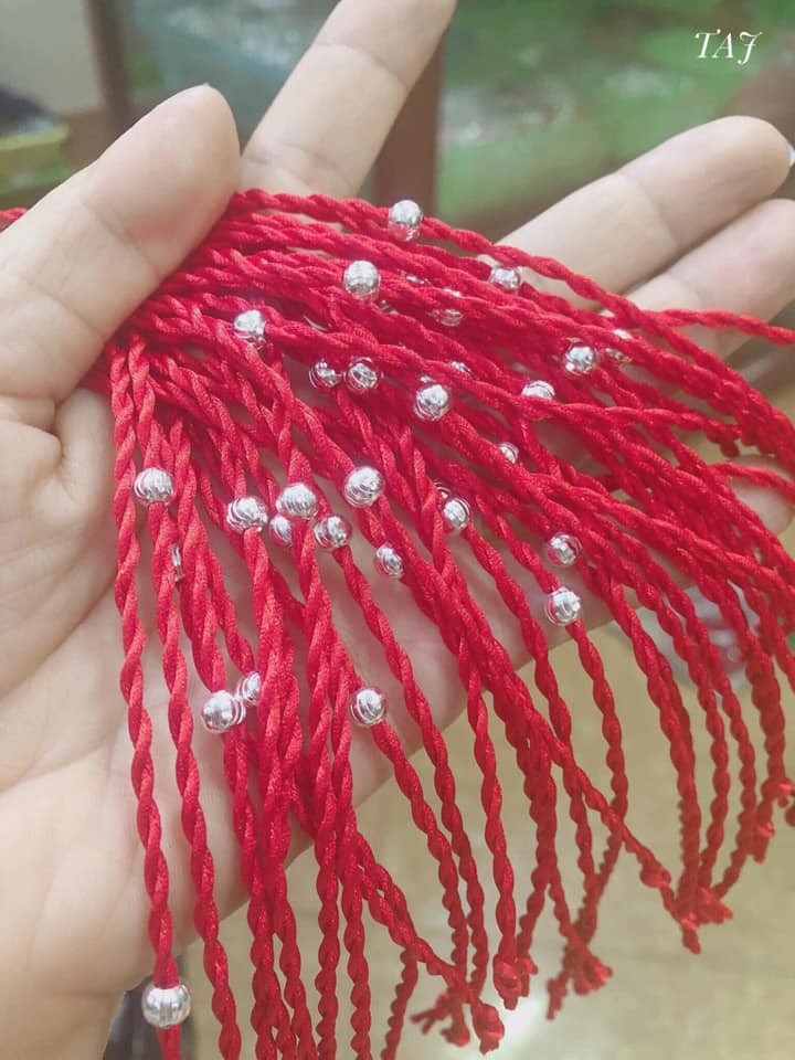 vòng tay chỉ đỏ bi bạc ta chuẩn