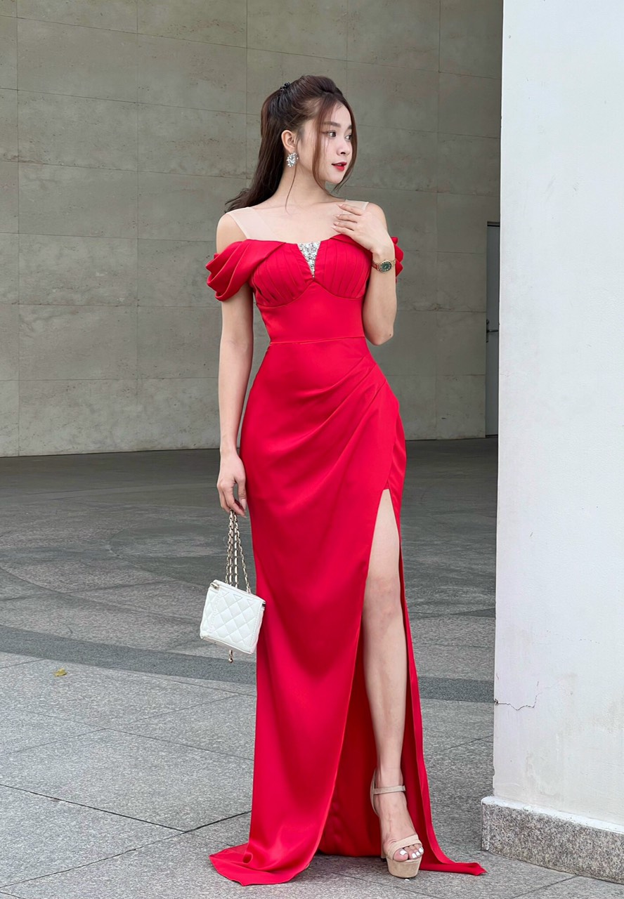 Đầm dạ hội xẻ tà trễ vai