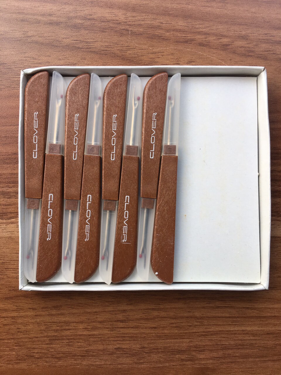Cây rạch khuy rạch CLOVER khuyết cán giả gỗ đẹp mắt