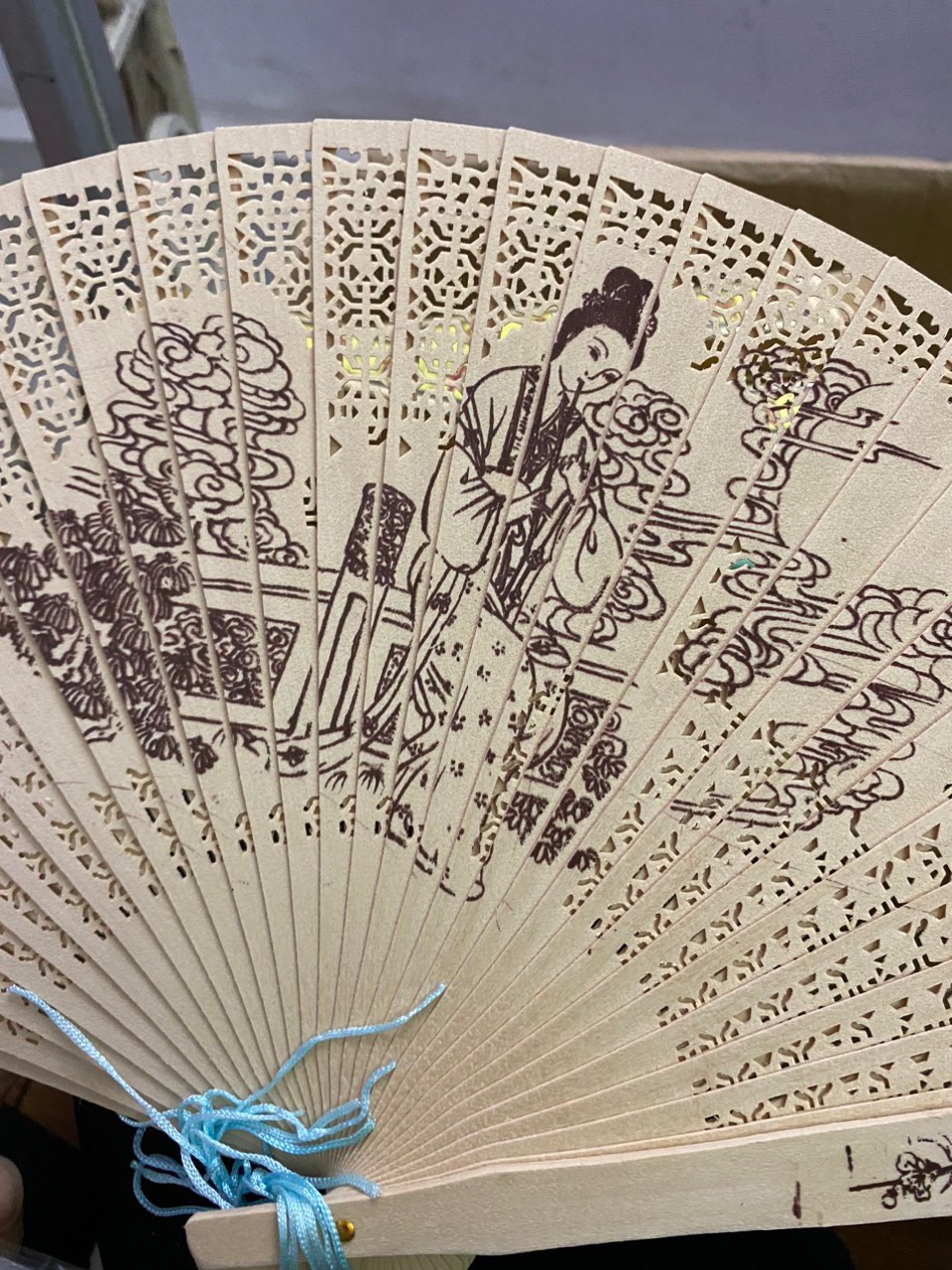 Quạt gỗ thơm cổ phong 8 mẫu quạt xếp cầm tay phong cách Trung Quốc in họa tiết trang trí đẹp