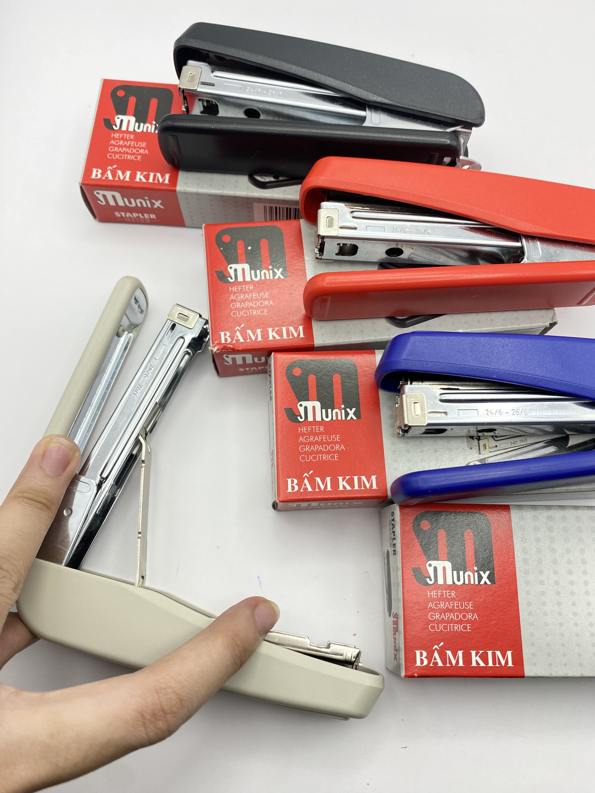 Bấm kim MUNIX số 3 25103 (Giao màu ngẫu nhiên).