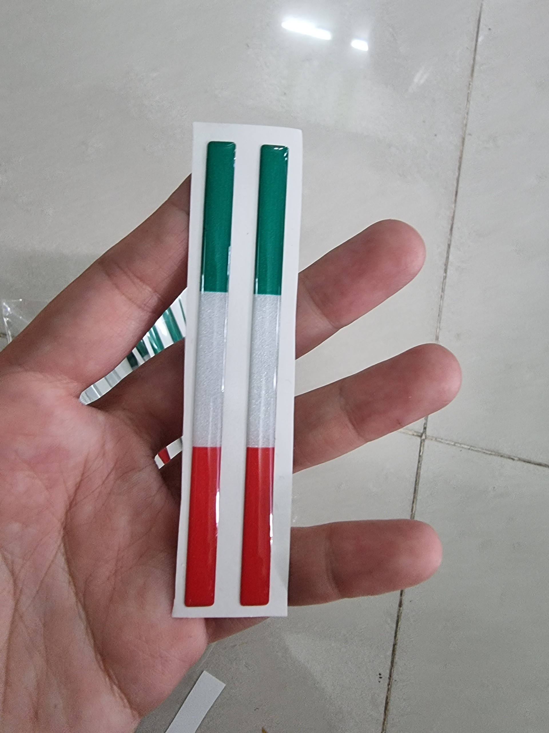 Tem logo cờ ý phản quang nổi