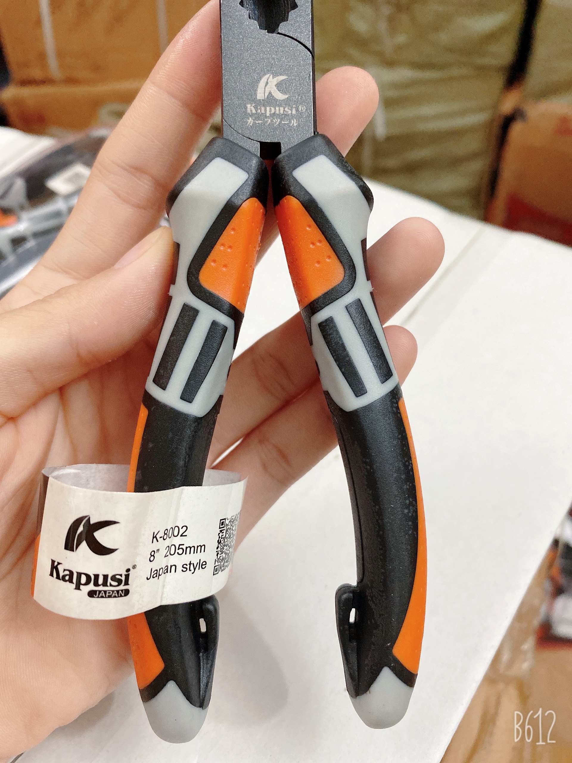 Kìm nhọn cán sọc trắng cam k8002 kapusi