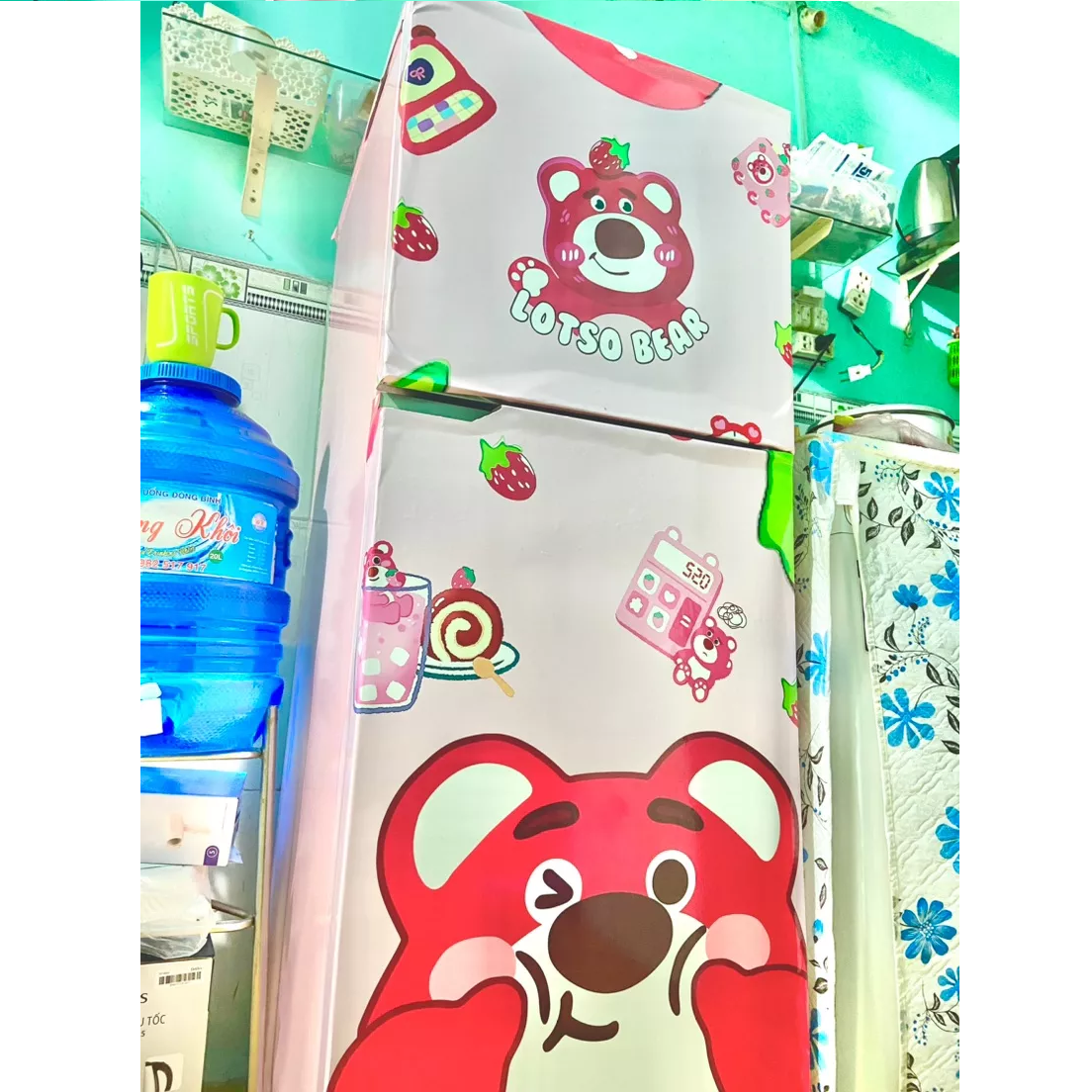 [HCM] DECAL DÁN TỦ LẠNH GẤU DÂU ĐÁNG IU - THUTHAODECOR
