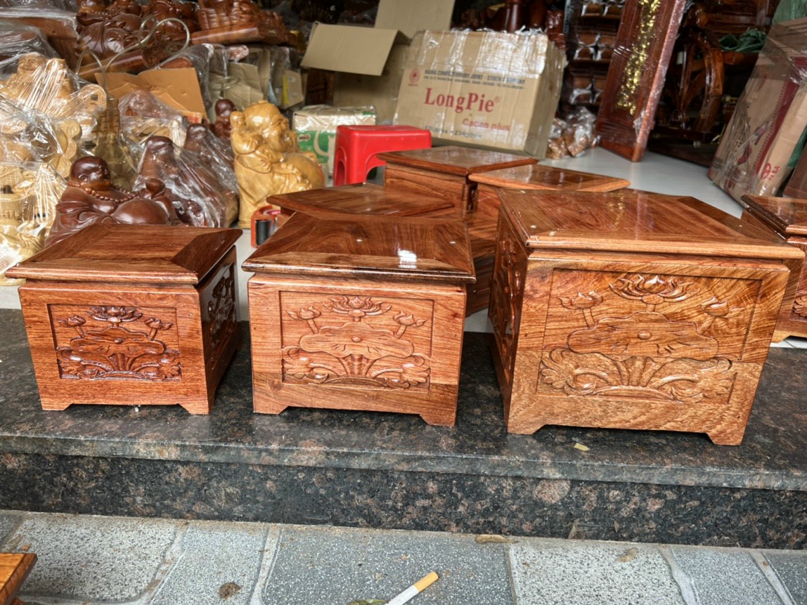 Đôn đế vuông loại cao chạm khắc hoa sen, đế kê tượng gỗ hương vuông cao hoa sen
