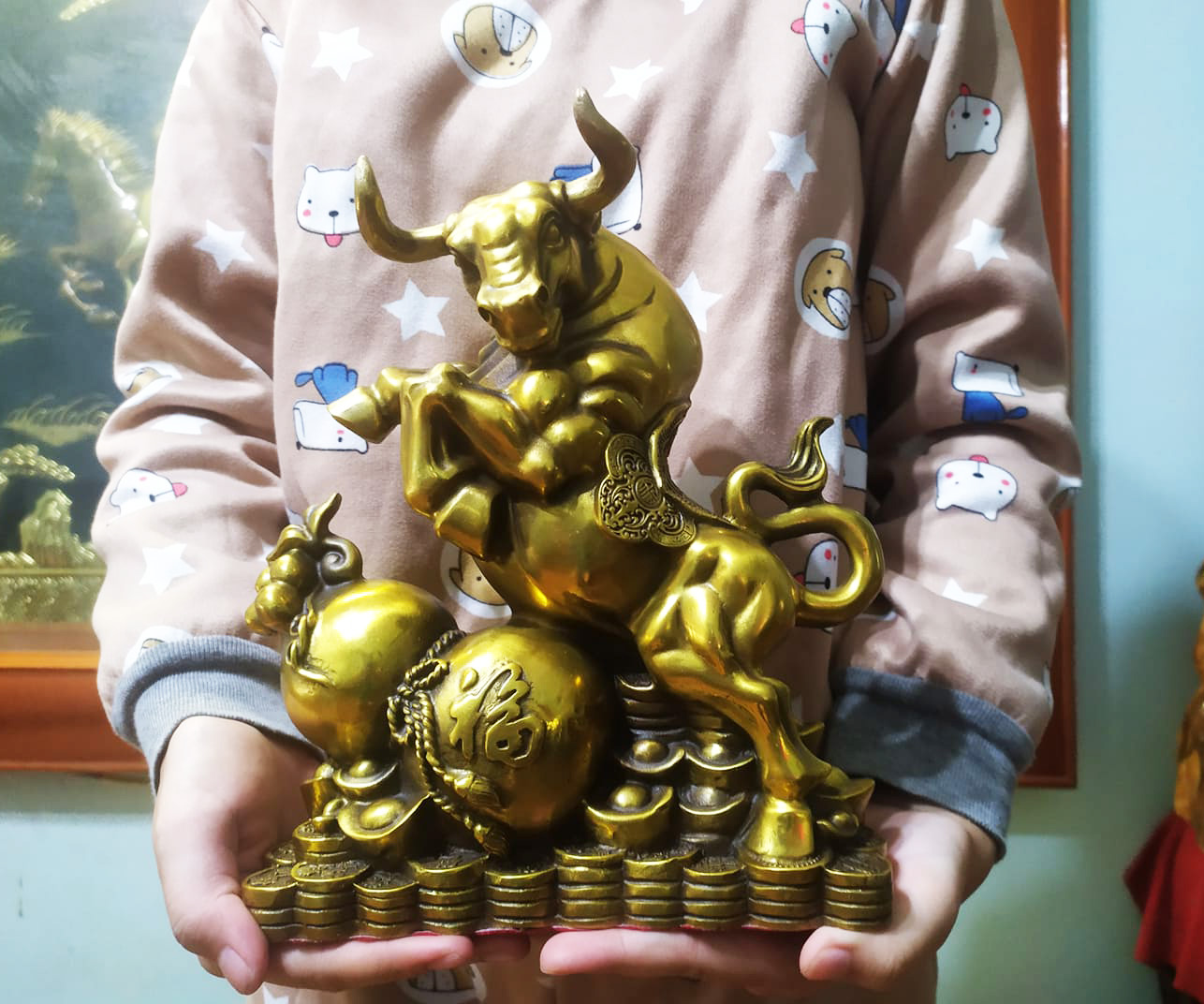 Tượng con trâu sửu bên hồ lô chữ phúc bằng đồng thau phong thủy Hồng Thắng