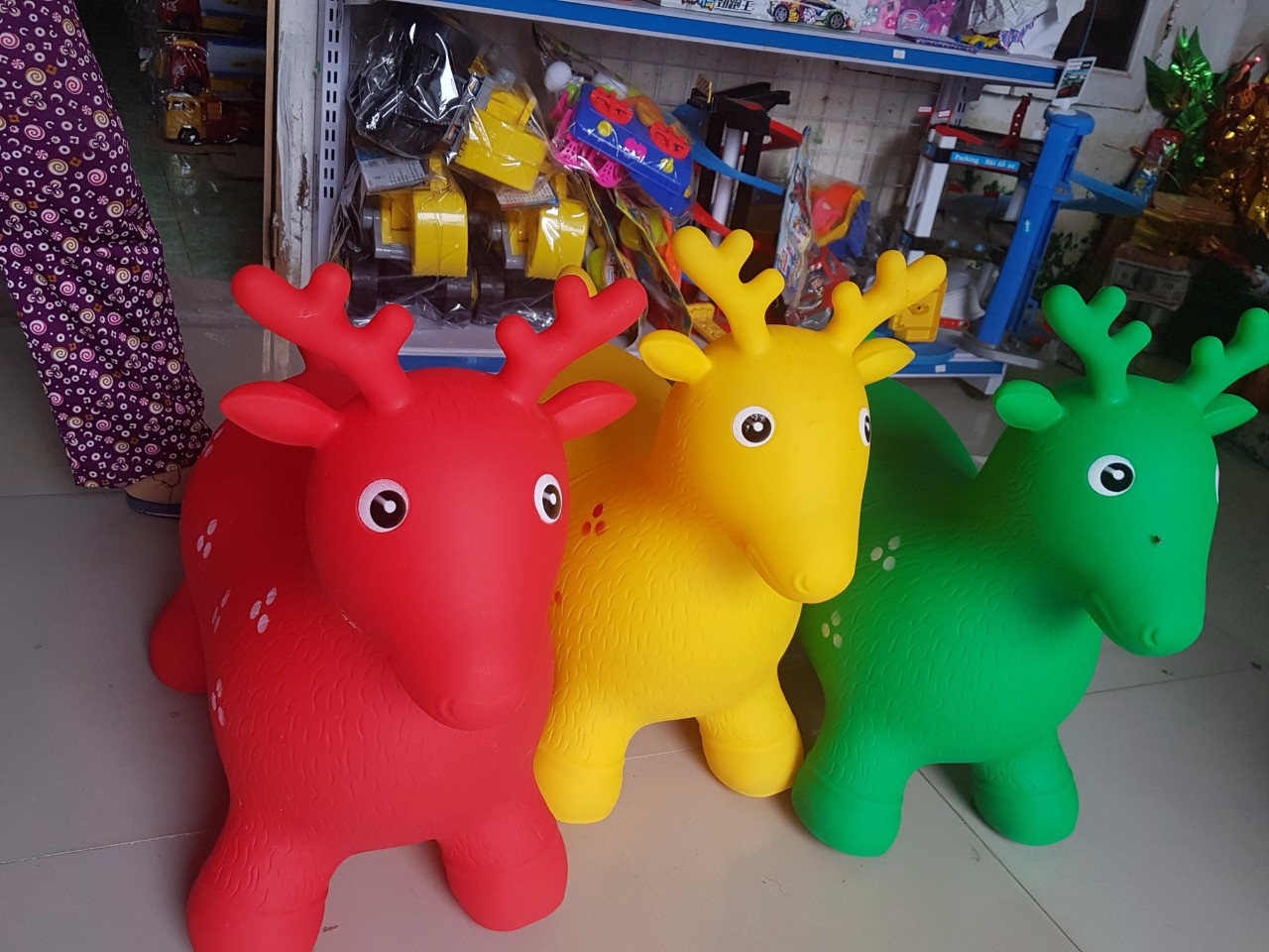 Thú nhún bơm hơi hình con hươu cho bé