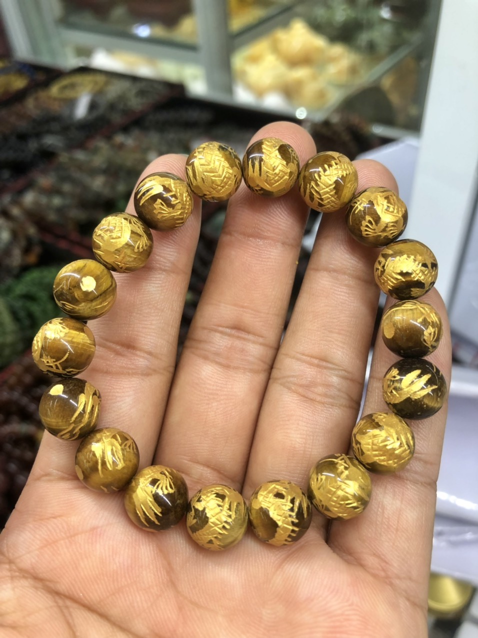 Vòng đeo tay, lắc tay phong thủy đá mắt hổ chạm rồng