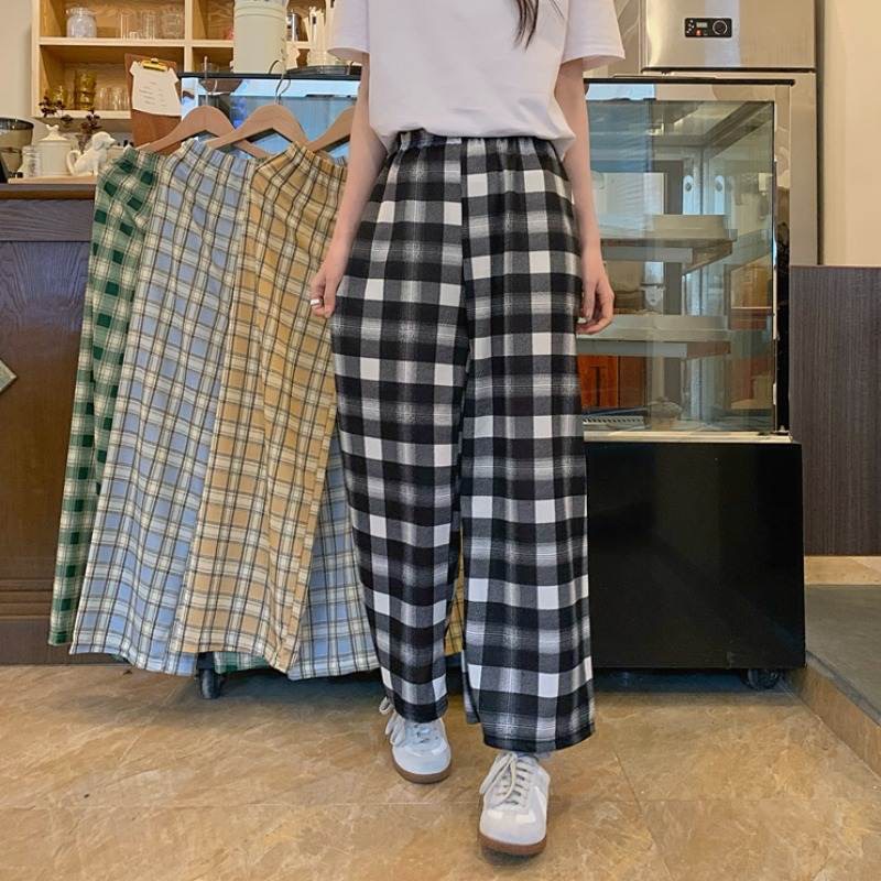 Quần áo nữ, set áo cô gái mặc áo tanktop kèm quần kẻ đen