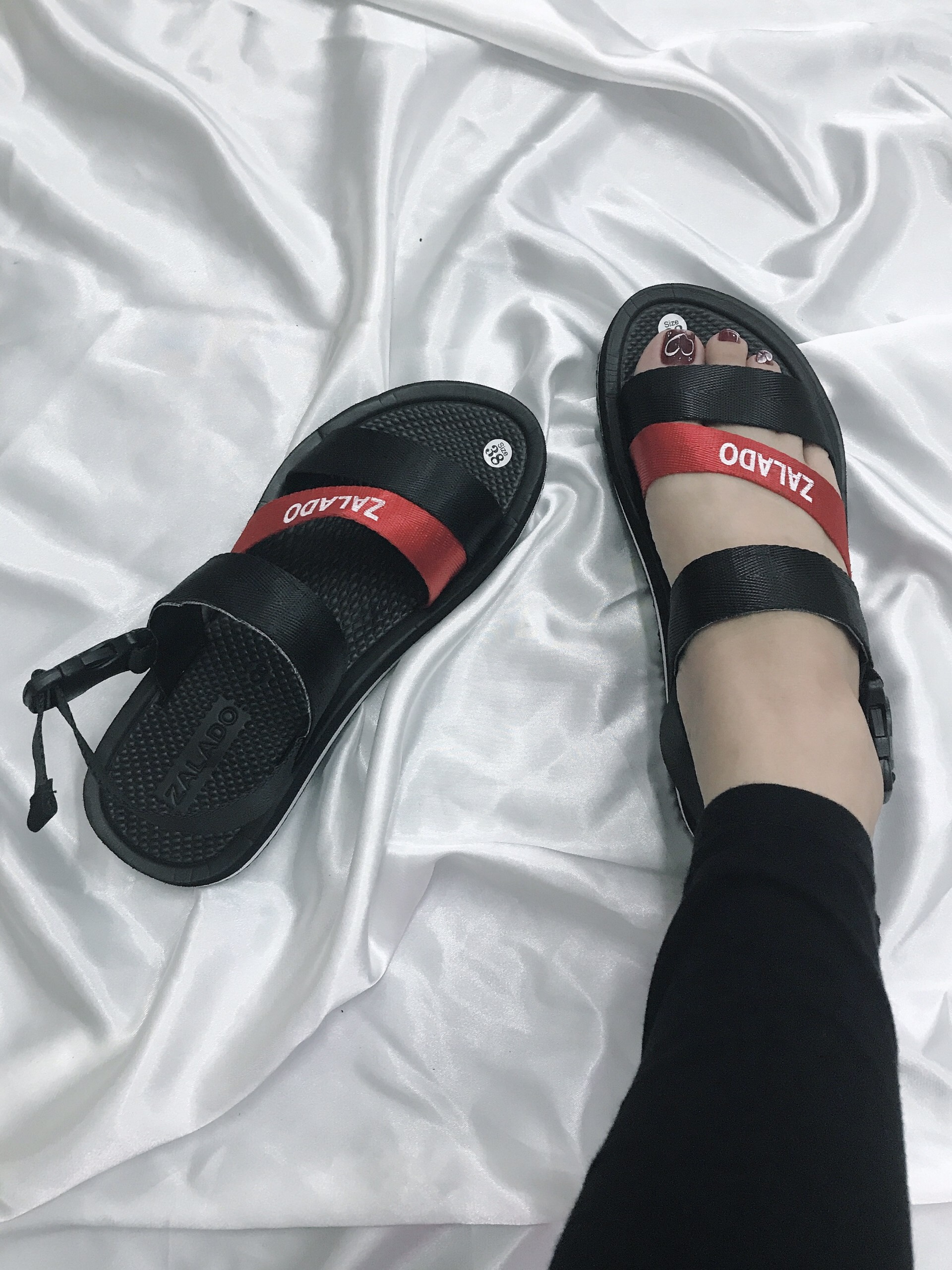 Sandal đế bằng quai chéo xinh lung linh