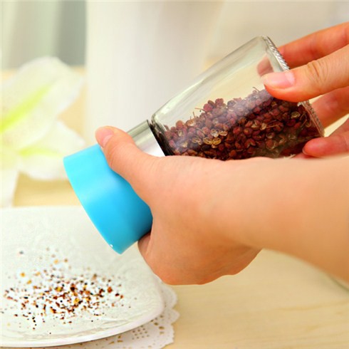 Dụng cụ đựng và xay tiêu cầm tay đa năng