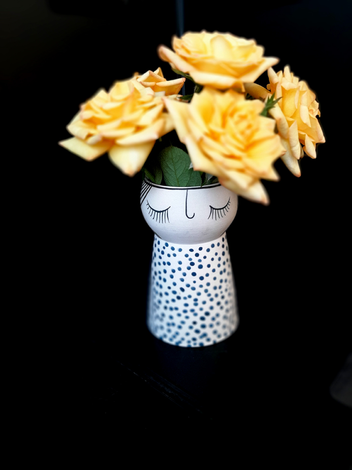 BLUE DOTS VASE/ BÌNH CẮM HOA BÚP BÊ, CHẤM BI. SẢN PHẨM VẼ TAY THỦ CÔNG SẢN XUẤT TẠI XƯỞNG GỐM SỨ AUTHENTIC BAT TRANG