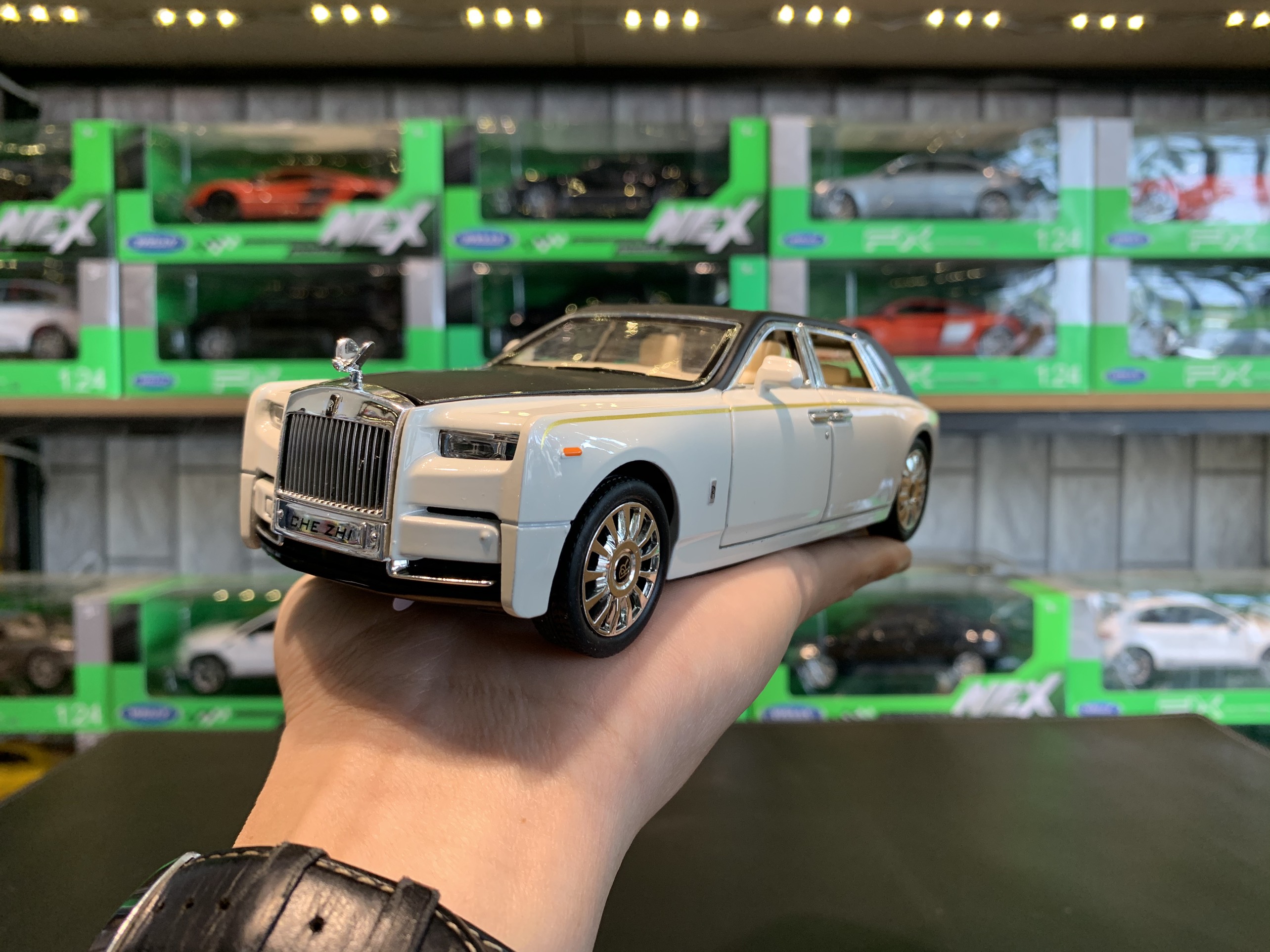 Mô hình trưng bày xe ô tô Roll Royce Phantom VIII Tỉ lệ 1:24 của Hãng CHEZHI